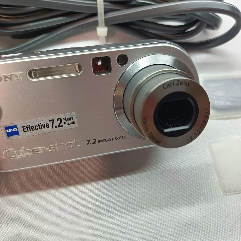 Sony Cyber-shot DSC-P200 Digital Camera 7.2 MP 3x Optical Zoom Auto Focus Silver